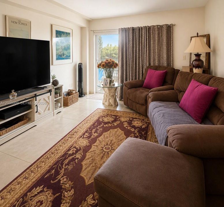 For Sale: $365,000 (2 beds, 2 baths, 990 Square Feet)