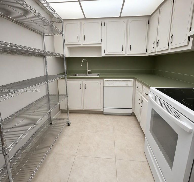 For Sale: $365,000 (2 beds, 2 baths, 990 Square Feet)