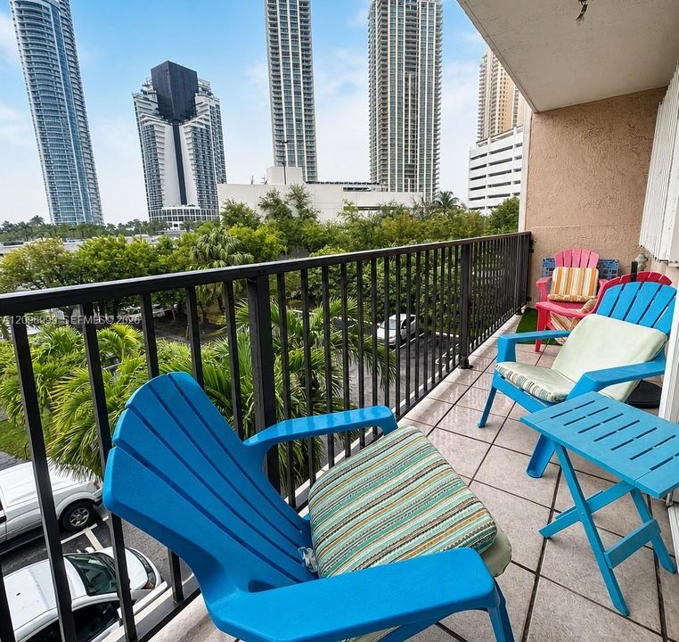 For Sale: $365,000 (2 beds, 2 baths, 990 Square Feet)