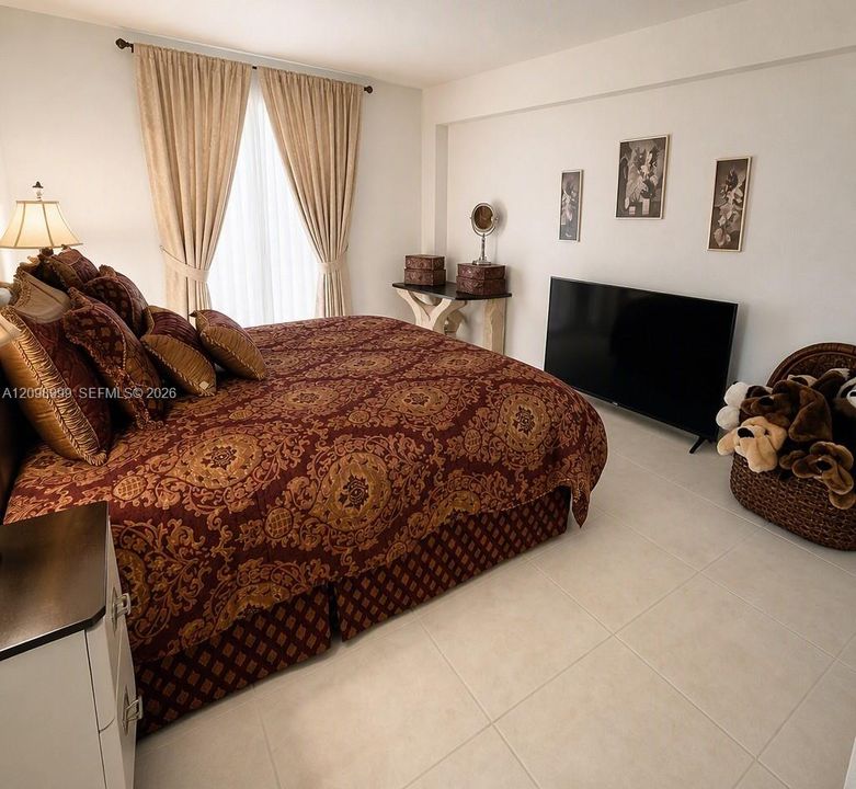 For Sale: $365,000 (2 beds, 2 baths, 990 Square Feet)