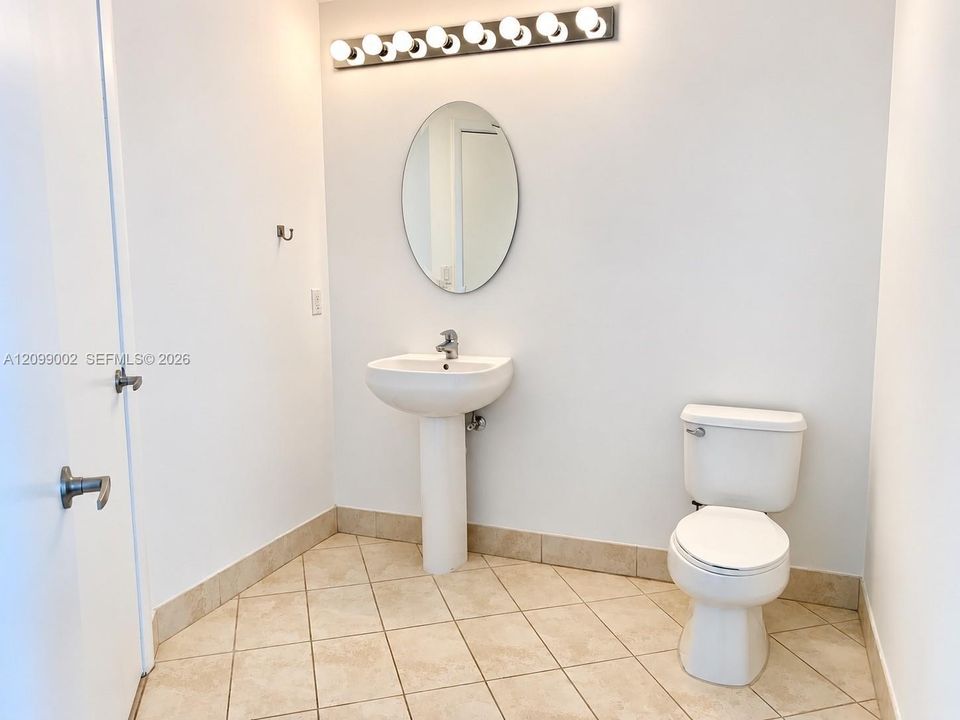 For Sale: $398,000 (1 beds, 1 baths, 780 Square Feet)