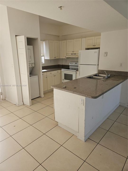 For Sale: $279,000 (2 beds, 1 baths, 749 Square Feet)