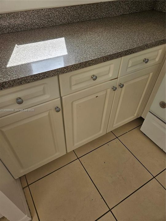For Sale: $279,000 (2 beds, 1 baths, 749 Square Feet)