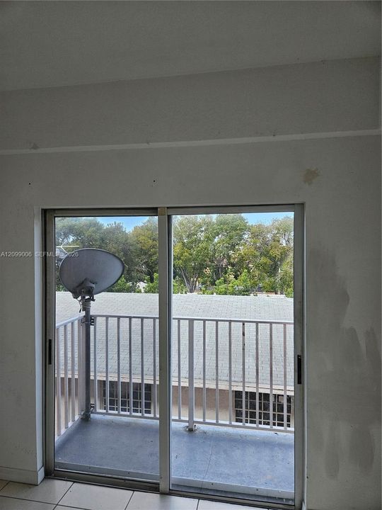 For Sale: $279,000 (2 beds, 1 baths, 749 Square Feet)