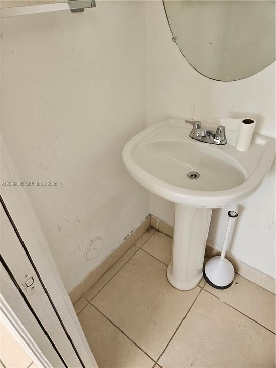 For Sale: $279,000 (2 beds, 1 baths, 749 Square Feet)