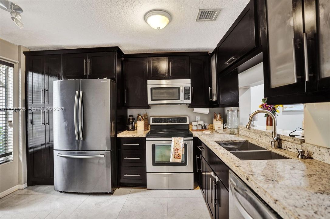 待售: $340,000 (2 贝兹, 2 浴室, 1184 平方英尺)