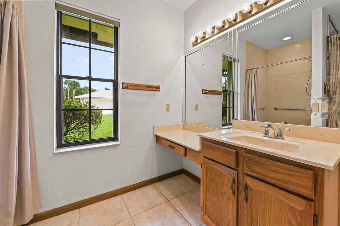 28 Bathroom 01