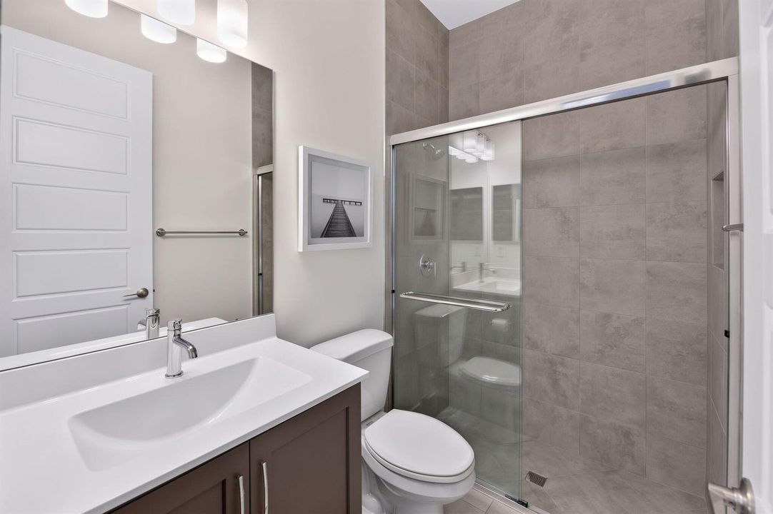 53-web-or-mls-5th Bedroom Bathroom