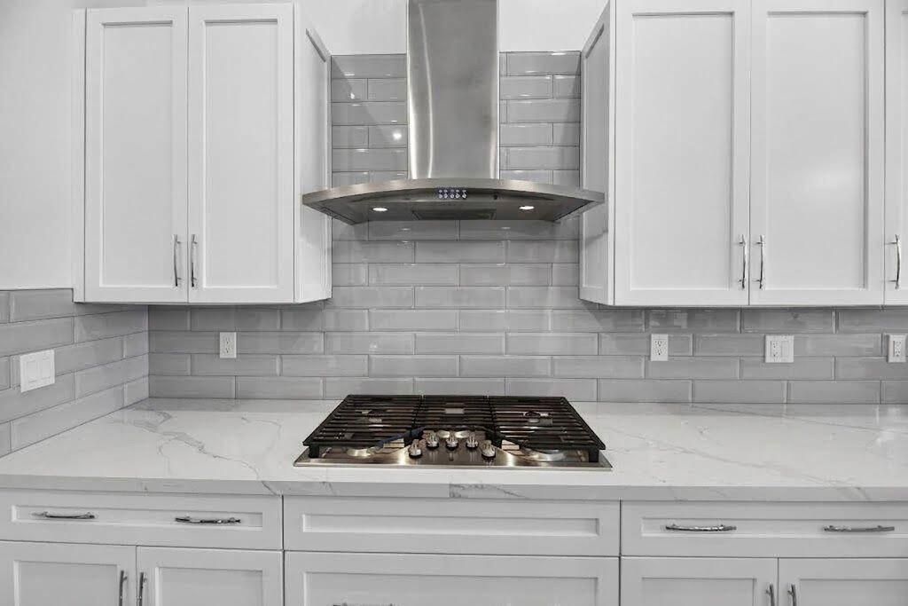 65-web-or-mls-Kitchen Stove