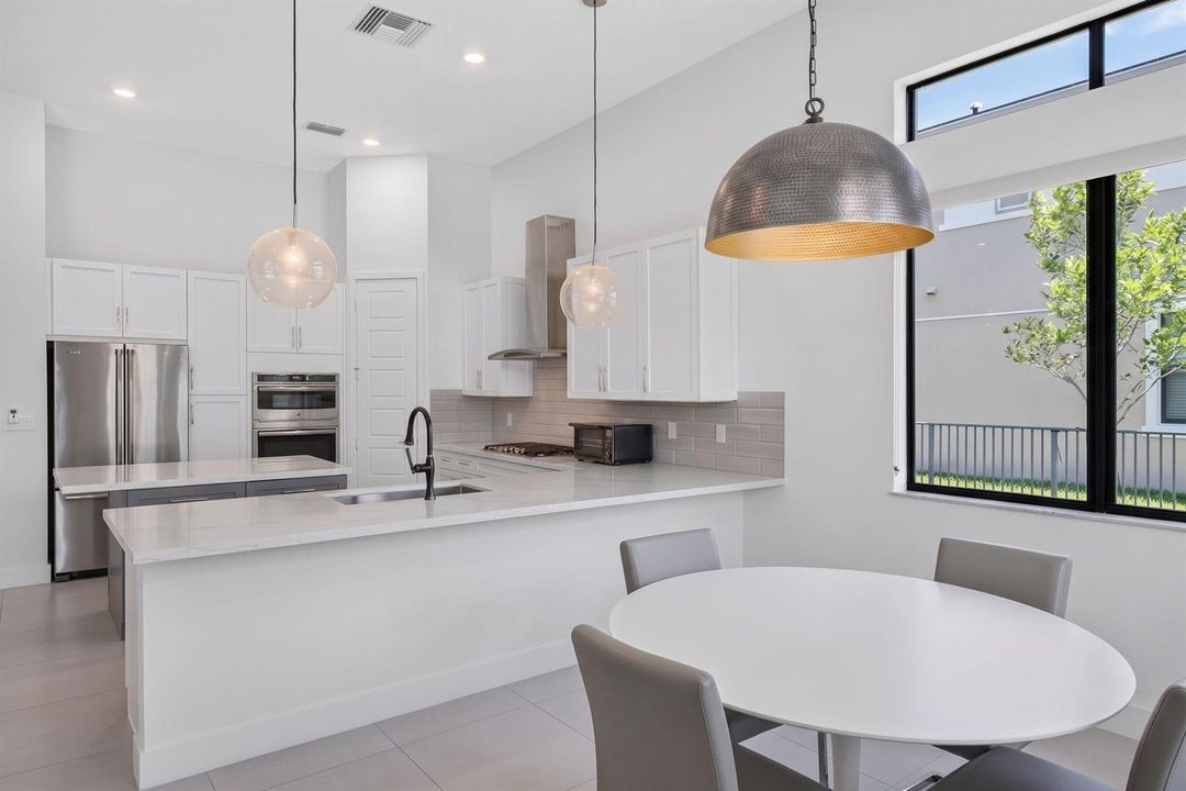28-web-or-mls-Kitchen-breakfast nook