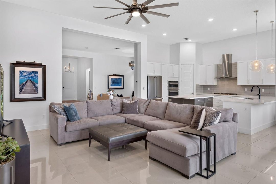 30-web-or-mls-Living Room 2