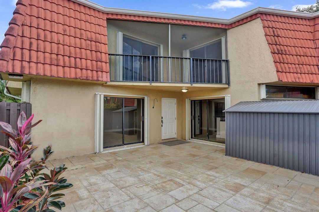 Front Patio/courtyard