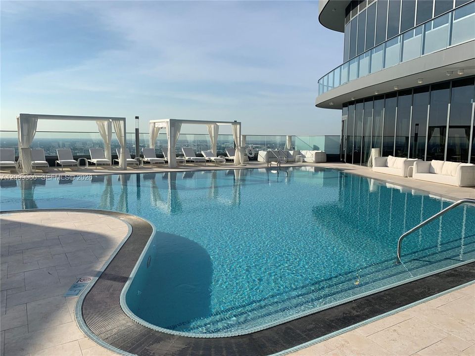 For Rent: $5,900 (1 beds, 2 baths, 1019 Square Feet)