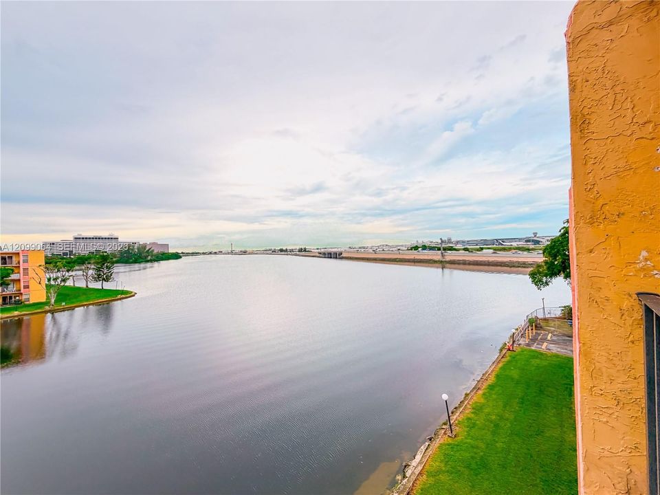 For Sale: $215,000 (2 beds, 2 baths, 798 Square Feet)