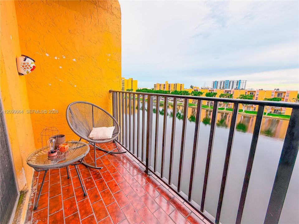 For Sale: $215,000 (2 beds, 2 baths, 798 Square Feet)