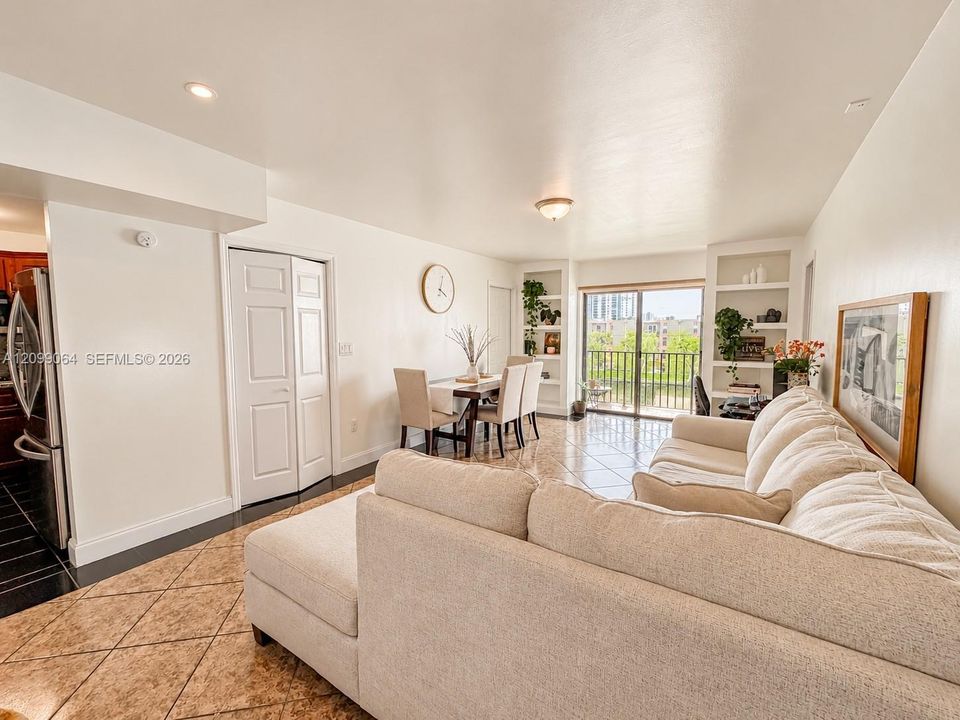 For Sale: $215,000 (2 beds, 2 baths, 798 Square Feet)