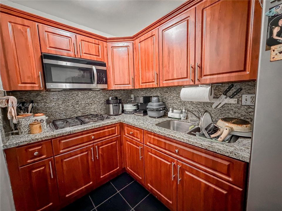 For Sale: $215,000 (2 beds, 2 baths, 798 Square Feet)