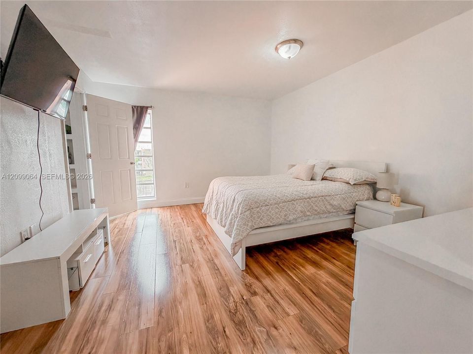 For Sale: $215,000 (2 beds, 2 baths, 798 Square Feet)
