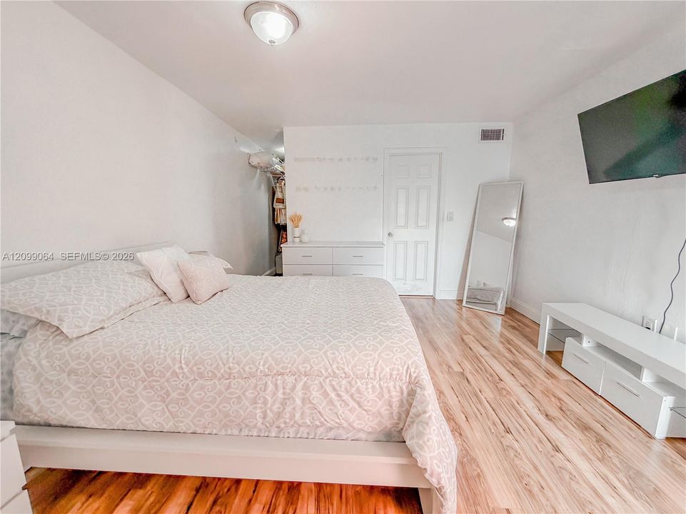 For Sale: $215,000 (2 beds, 2 baths, 798 Square Feet)