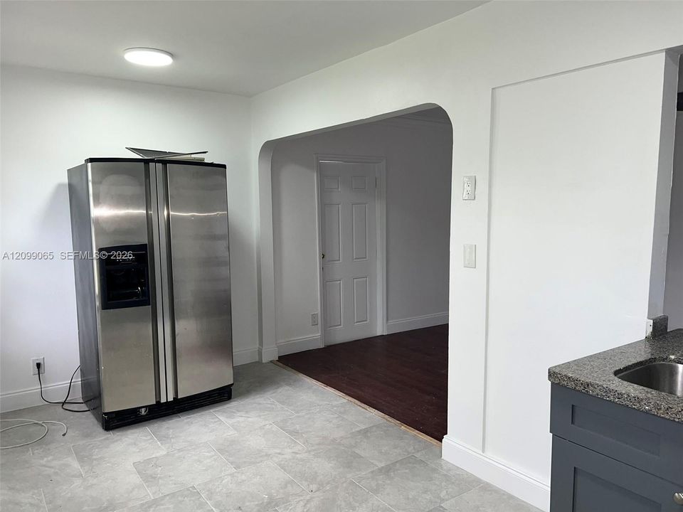 For Rent: $3,600 (5 beds, 2 baths, 1293 Square Feet)