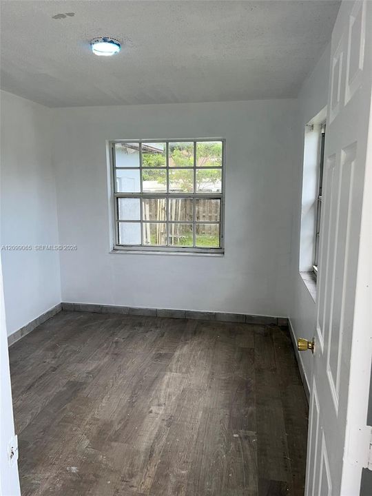 For Rent: $3,600 (5 beds, 2 baths, 1293 Square Feet)