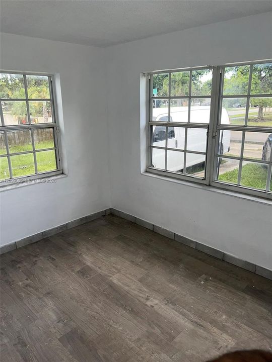 For Rent: $3,600 (5 beds, 2 baths, 1293 Square Feet)