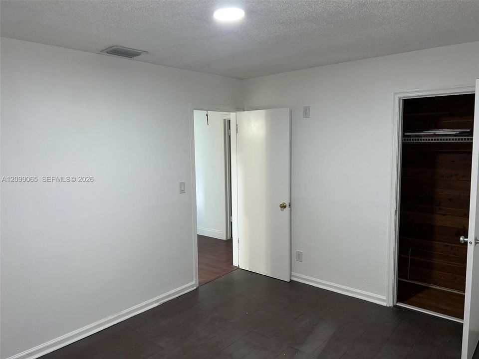 For Rent: $3,600 (5 beds, 2 baths, 1293 Square Feet)