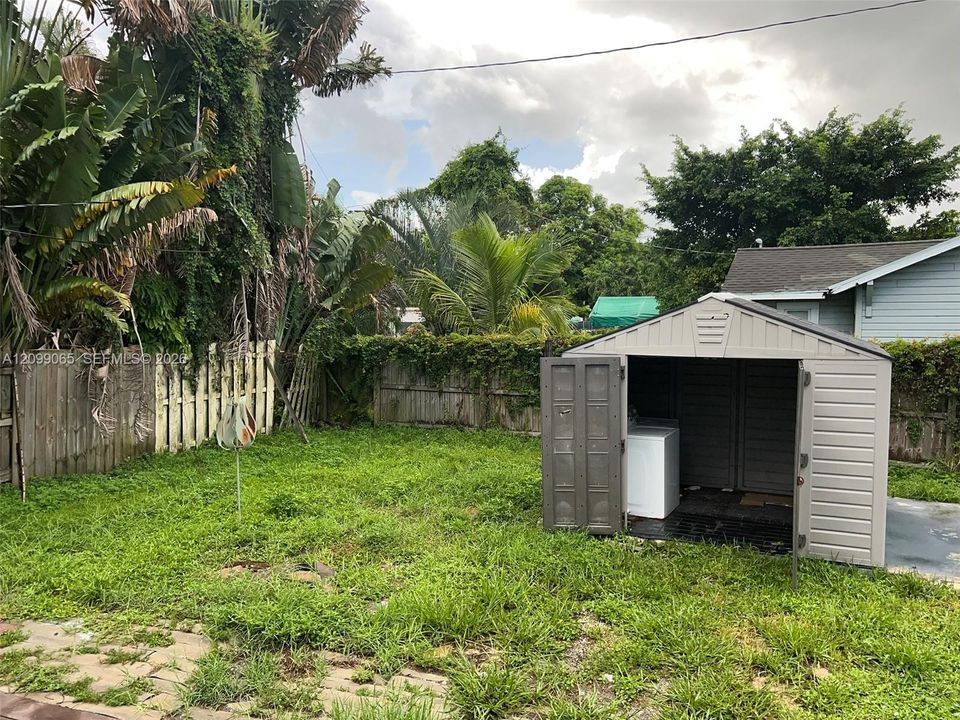 For Rent: $3,600 (5 beds, 2 baths, 1293 Square Feet)