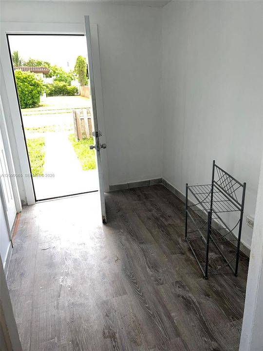 For Rent: $3,600 (5 beds, 2 baths, 1293 Square Feet)