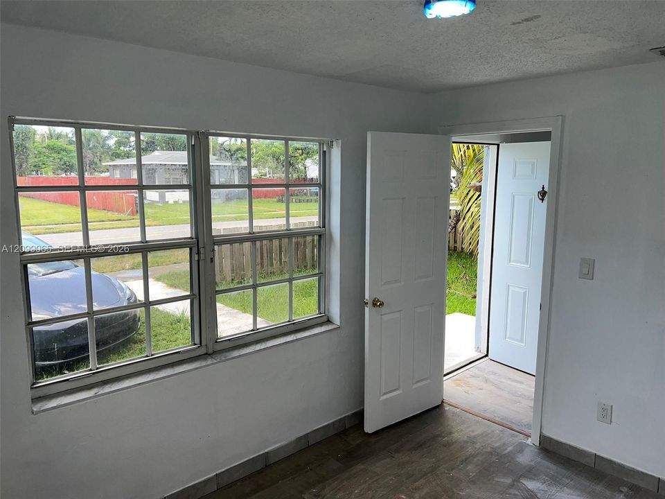 For Rent: $3,600 (5 beds, 2 baths, 1293 Square Feet)