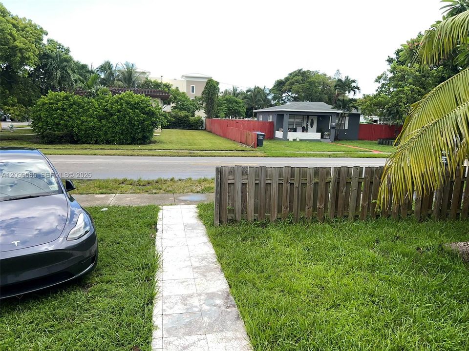For Rent: $3,600 (5 beds, 2 baths, 1293 Square Feet)