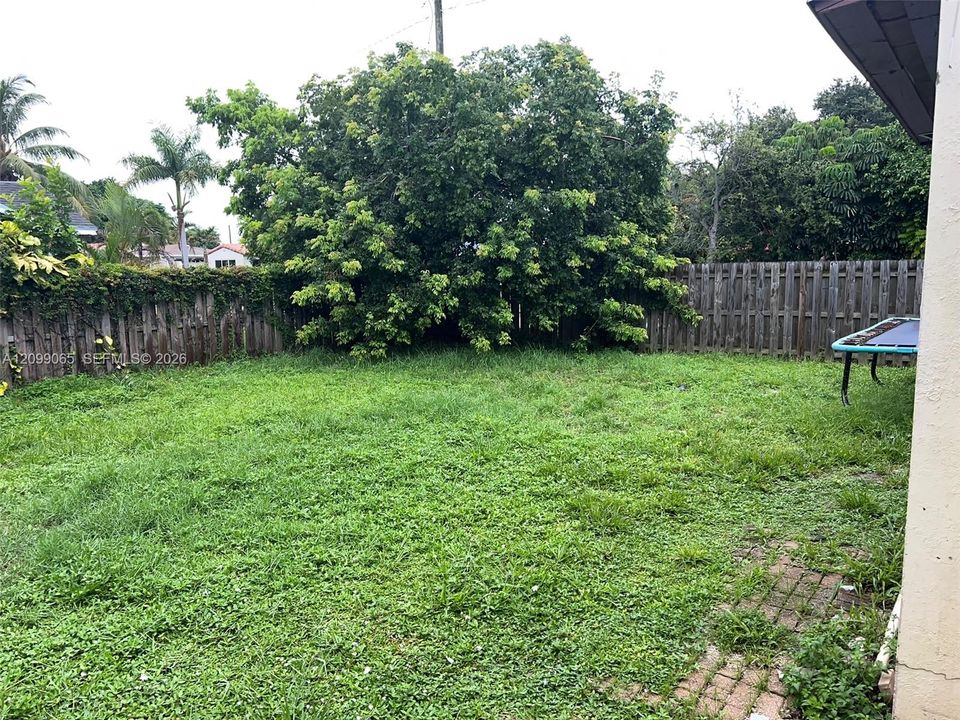 For Rent: $3,600 (5 beds, 2 baths, 1293 Square Feet)