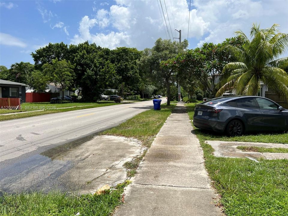 For Rent: $3,600 (5 beds, 2 baths, 1293 Square Feet)