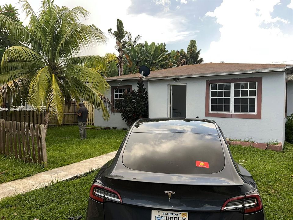 For Rent: $3,600 (5 beds, 2 baths, 1293 Square Feet)