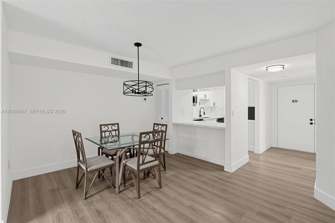 En Venta: $315,000 (2 camas, 2 baños, 1050 Pies cuadrados)