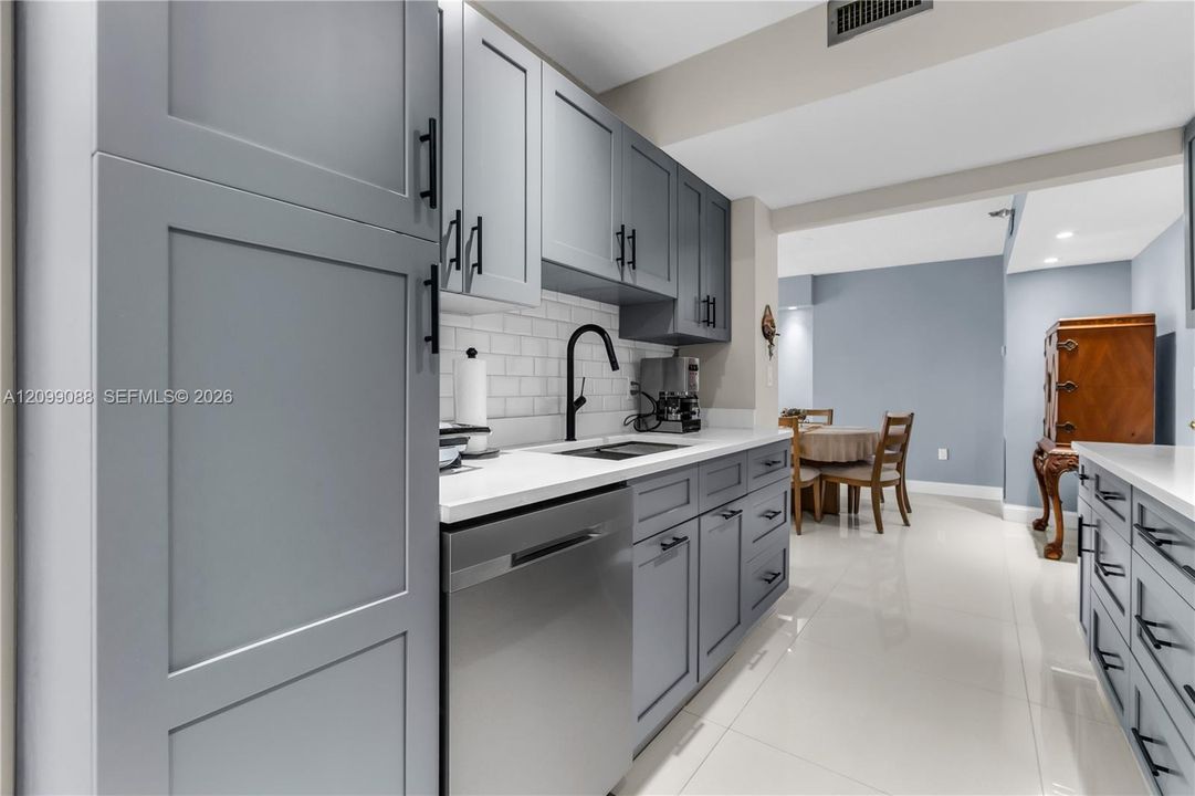 На продажу: $159,000 (1 спален, 1 ванн, 876 Квадратных фут)