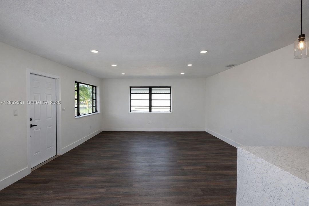 For Rent: $3,500 (3 beds, 1 baths, 1008 Square Feet)