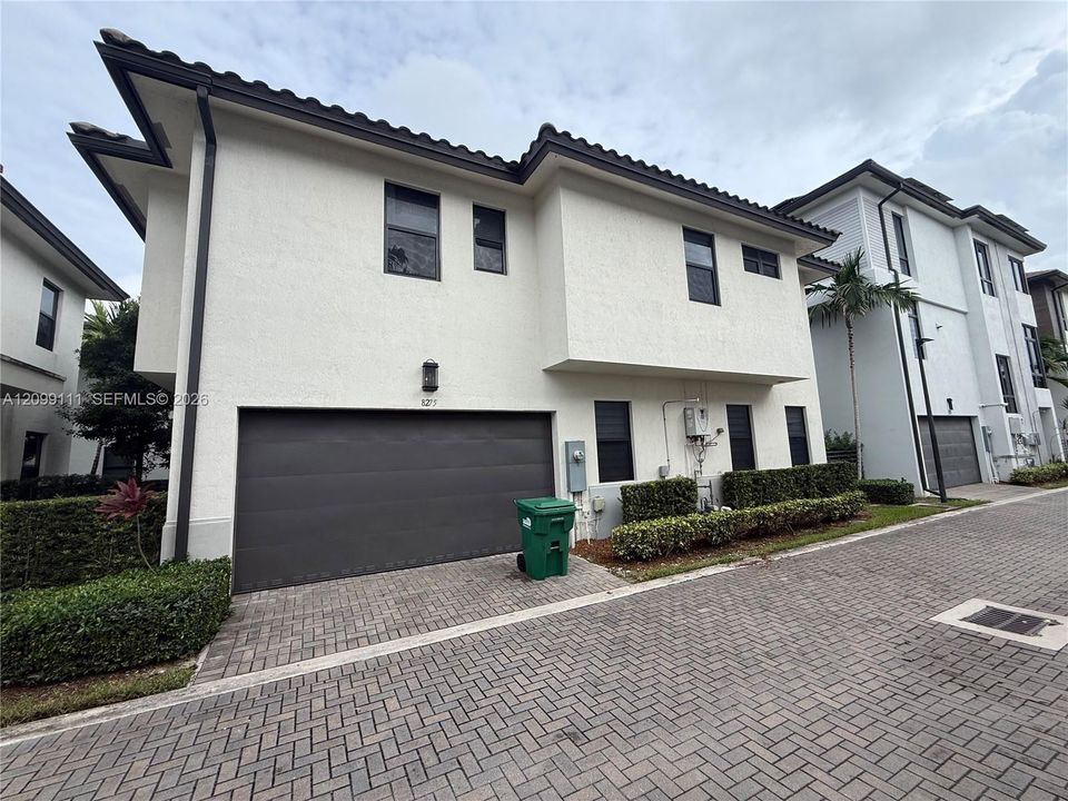 For Rent: $5,950 (4 beds, 3 baths, 2176 Square Feet)