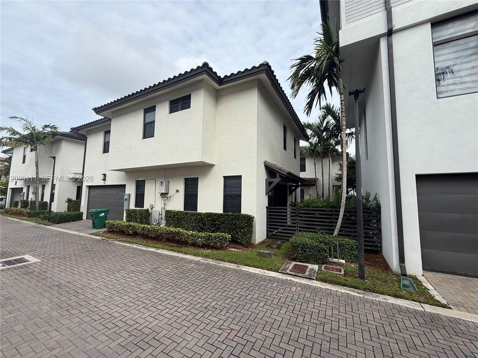 For Rent: $5,950 (4 beds, 3 baths, 2176 Square Feet)