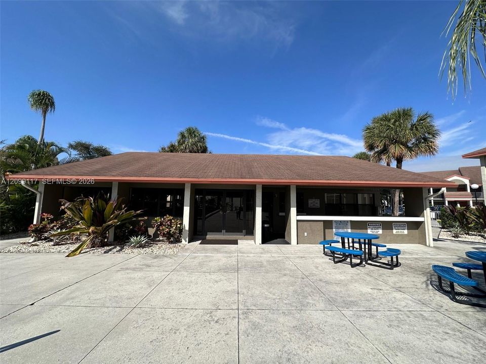For Rent: $2,250 (2 beds, 2 baths, 910 Square Feet)