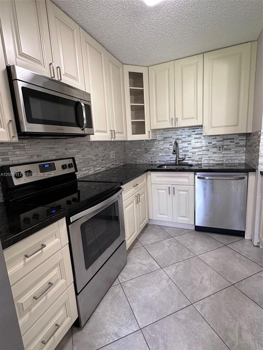 For Rent: $2,250 (2 beds, 2 baths, 910 Square Feet)