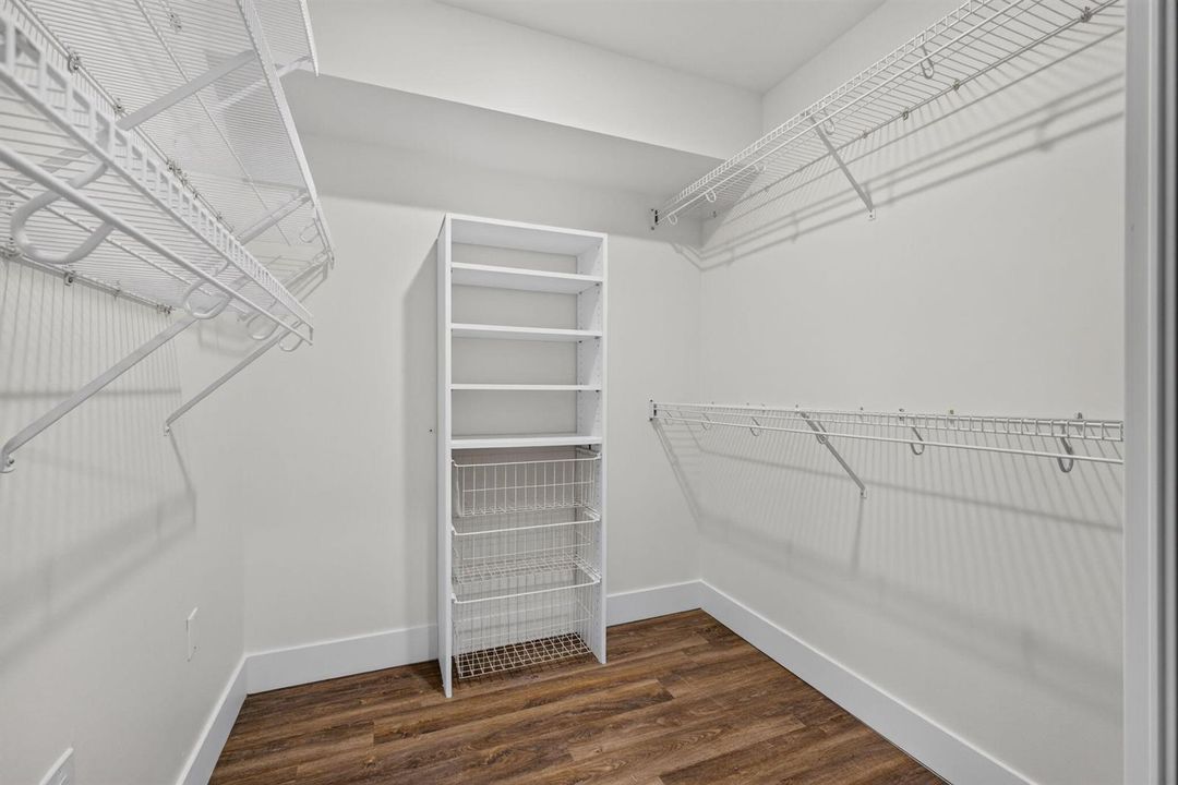 Walk-in Closet Master BR