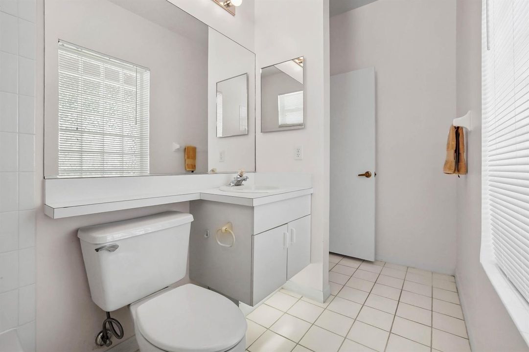 14 Bathroom 02