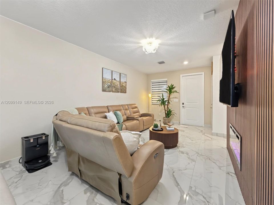 En Venta: $430,000 (3 camas, 2 baños, 1335 Pies cuadrados)