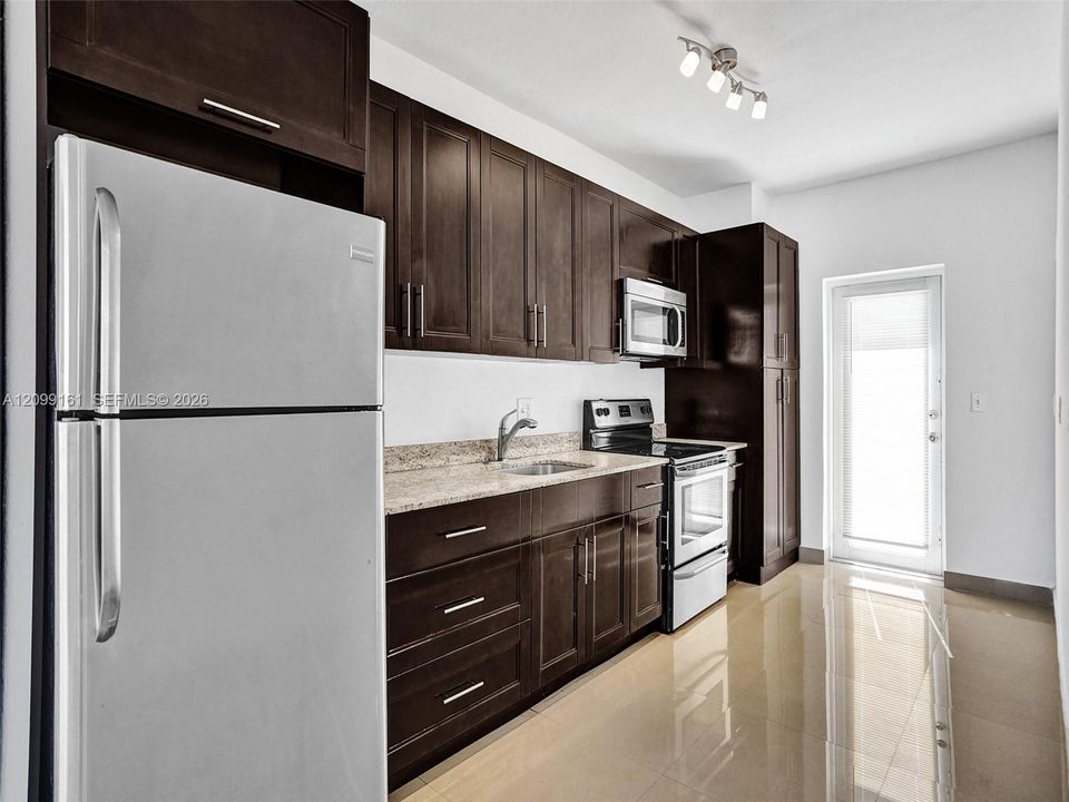 For Rent: $1,650 (0 beds, 1 baths, 520 Square Feet)