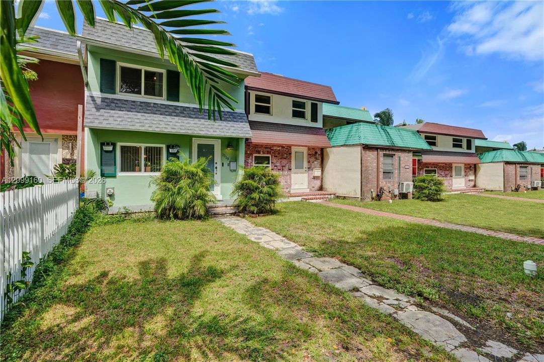 For Sale: $419,000 (2 beds, 2 baths, 1312 Square Feet)