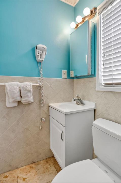 bathroom/tub