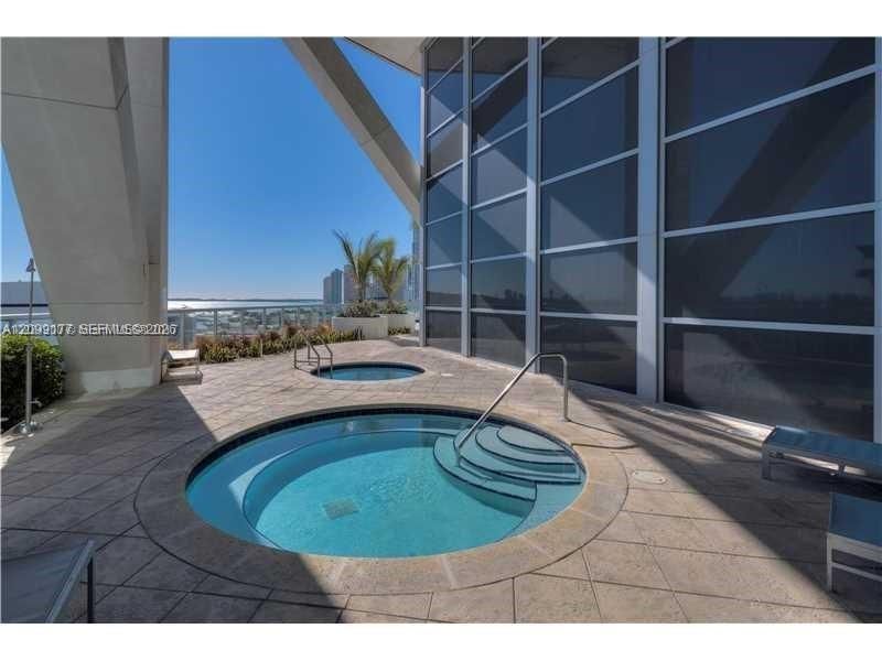 For Rent: $3,900 (1 beds, 1 baths, 943 Square Feet)