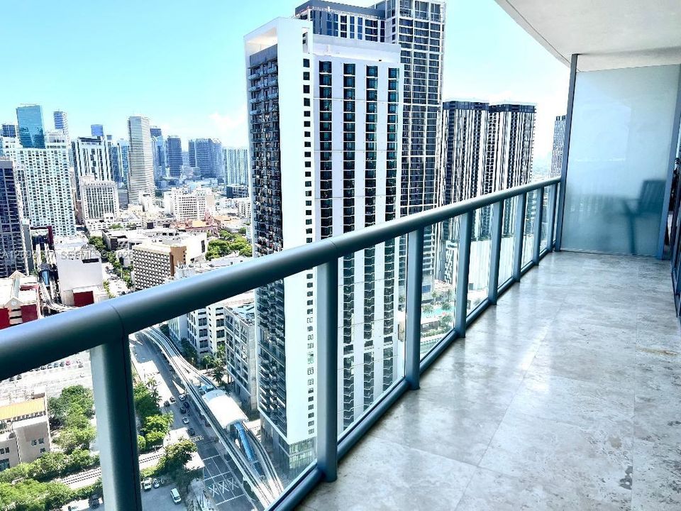 For Rent: $3,900 (1 beds, 1 baths, 943 Square Feet)