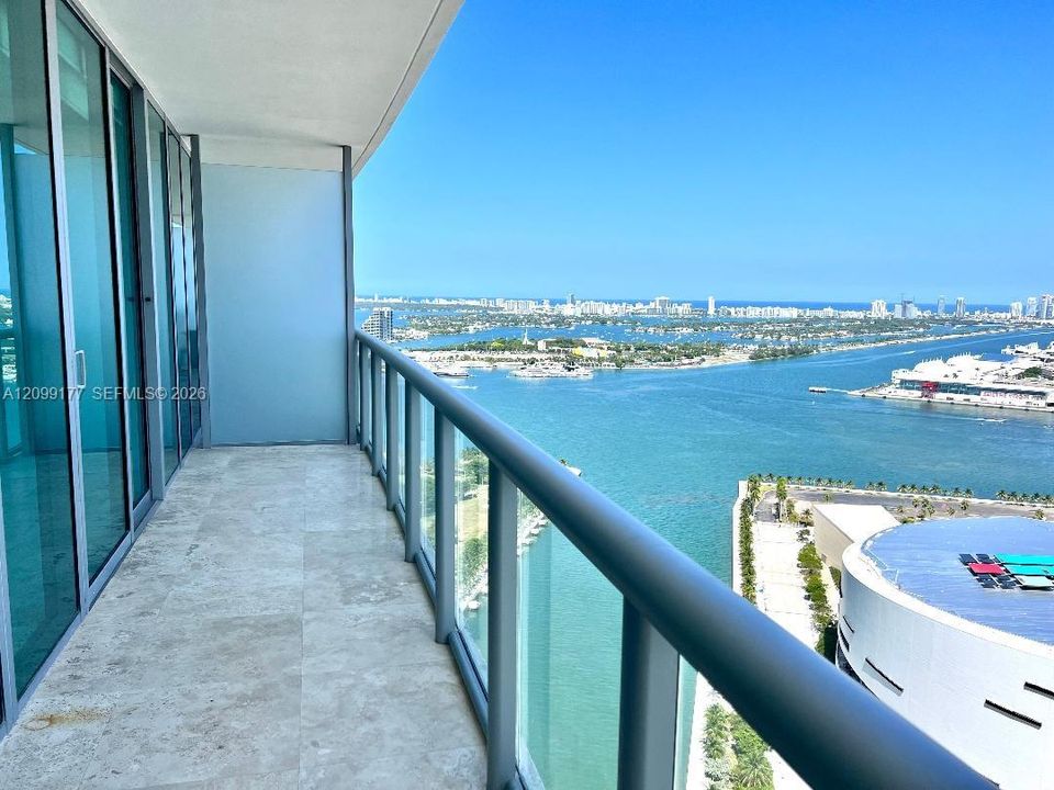 For Rent: $3,900 (1 beds, 1 baths, 943 Square Feet)